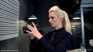 Grandi tette MILF cop Cherry Torn anale giocattoli bruna detenuto Maddy O&#039;Reilly in ufficio, anale, si scopa la sua e Veronica Avluv in cella di prigione trio