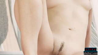 Petite novo modelo rubio mostra a súa incrible axustado corpo con auga quente ass