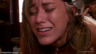 קשור ברונטית, עבד הלבשה תחתונה Rilynn ריי squating על ויברטור על מקל, רוטט שתי זונות אז עם קייסי קאלוורט אנאלי זיין ב-bdsm צד בקומה העליונה