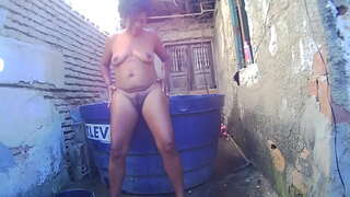 Larja me kalimin tim në pishinë lakuriq