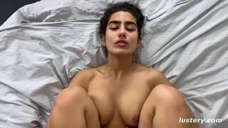 ���တ္ရန္သူမ၏ခြေထောက်ကျော်သူမ၏ဦးခေါင်းများအတွက်နက်ရှိုင်းထိုးဖောက်မှု