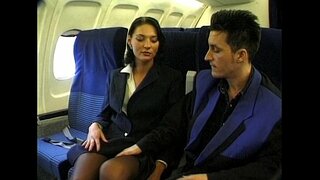 Buhok nga nagsul-ob sa katahum stewardess uniporme gets giiyot sa usa ka eroplano