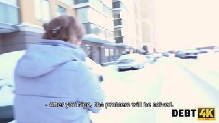 DEBT4K. Calibri Anděl barman nemůže získat peníze, ale ona může používat její sexuální kouzlo