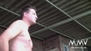 Punapea swinger aastal patsid Nicole S masseerides tema suur koputid, imemiseks kaks pricks ja saada facialized aastal threesome